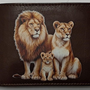 Cartera de cuero con leones salvajes