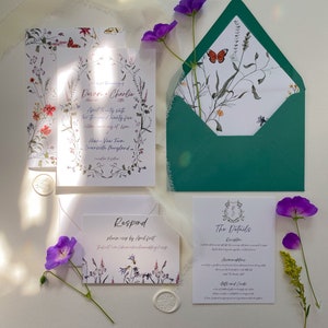 Conjunto de invitaciones de boda con flores silvestres, diseño floral dibujado a mano con vitela