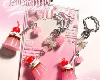 Llavero de pudín: amuleto de comida kawaii de resina rosa, hecho a mano