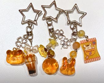 Llavero de resina con diseño de pudín kawaii, llavero artesanal adorable, adorno para bolso kawaii, regalo para amantes del pudín, dije de resina adorable, llavero de comida anime