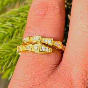 14k solid gold/Beautiful Dragon theme Natural diamond ring