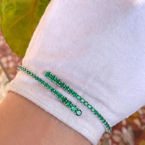Bransoletka typu bangle w kształcie okręgu wykonana ze złota 14-karatowego/naturalnego szmaragdu