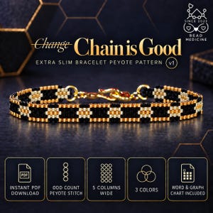 Może przedstawiać: Bardzo wąski wzór bransoletki peyote zatytułowany Change Chain is Good v1. Bransoletka posiada powtarzający się geometryczny wzór z czarnych, złotych i srebrnych koralików ze złotym zapięciem typu haczyk. Zawiera plik PDF do pobrania, nieparzysty ścieg peyote, 5 kolumn szerokości, 3 kolory oraz wykres słowny i graficzny.