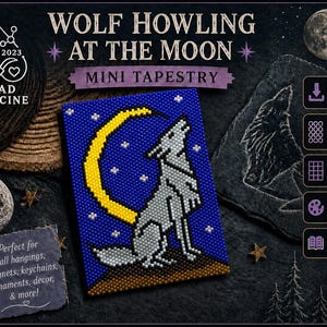 Könnte beinhalten: Ein rechteckiger Perlen-Wandbehang mit einem grauen Wolf, der einen großen gelben Halbmond vor einem dunkelblauen Sternenhimmel anheult. Das Design zeigt einen braunen Boden und den Text WOLF HOWLING AT THE MOON MINI TAPESTRY.