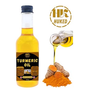 Könnte beinhalten: Eine 100 ml Glasflasche mit Kurkumaöl mit einem schwarzen Etikett, auf dem "100% HUKED TURMERIC OIL" und eine britische Flagge stehen. Die Flasche befindet sich neben einem Haufen Kurkumapulver und Kurkumawurzel.