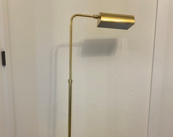 Beautiful brass floor lamp with retractable and adjustable arm. Lamp is in working condition.