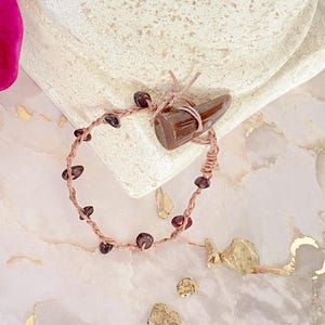 Ares Armband: Ares, griechischer Gott, Hanfschnur Armband, Braun und Rot, Granat, Perlenarmband, Einfach