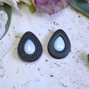 Ohr Plugs Tränenform 20-100mm mit Opalit | Paar | Gehämmertes & Schlichtes Tunnel Design | AUF BESTELLUNG GEFERTIGT