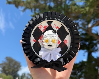 Arte: Testa di bambola da clown su cornice di legno