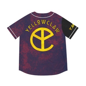 Könnte beinhalten: Ein lila-rotes Tie-Dye-Baseballtrikot mit einem gelben Kreislogo, auf dem "Yellow Claw" steht, und einem schwarz-weißen Logo auf dem Ärmel, auf dem "Y.M.M." steht.