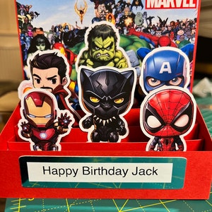 HANDGEMAAKTE Gepersonaliseerde pop-upkaart met Marvel-thema