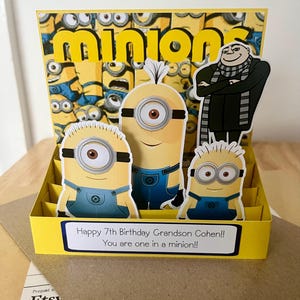 Carte pop-up personnalisée sur le thème des Minions FAIT MAIN