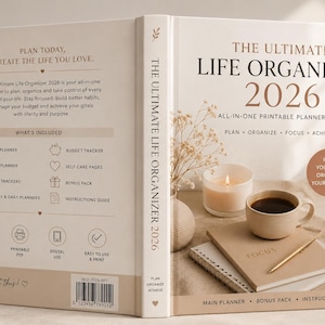 Könnte beinhalten: Der Ultimate Life Organizer 2026, ein All-in-One-Bundle für druckbare Planer, wird geöffnet angezeigt. Das Cover zeigt Text und eine Kaffeetasse, eine Kerze und einen Stift. Die linke Seite zeigt die enthaltenen Funktionen. Der Planer soll beim Planen, Organisieren, Fokussieren und Erreichen von Zielen helfen.