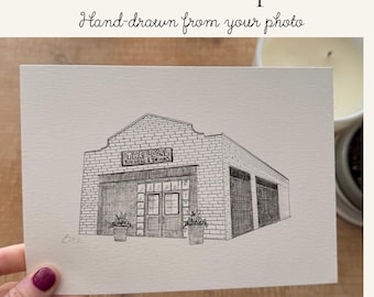Puede incluir: Una tarjeta rectangular blanca con un dibujo de líneas en tinta negra de un edificio de ladrillo con un letrero que dice THE LOCAL KITCHEN & DRINKS. El dibujo muestra una fachada con puertas dobles, dos ventanas y dos plantas en macetas.
