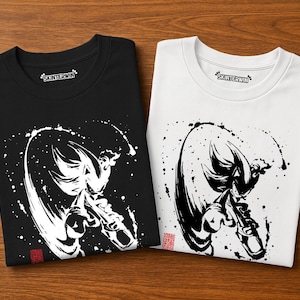 Könnte beinhalten: Zwei T-Shirts, eines in Schwarz und eines in Weiß, mit einem auffälligen Schwarz-Weiß-Grafikdesign. Das Design zeigt eine stilisierte Figur im Pinselstrich-Stil. Der Markenname "SKINTERWIN" ist auf dem Kragen aufgedruckt.