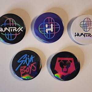 Łowcy Demonów K-Pop | Rozmiar średni (37 mm / 1,45 cala) | Przypinki i magnesy