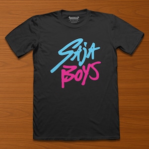 K-Pop Demon Hunters – Scriptlogo | Saja Boys-collectie | KDH Studio Line