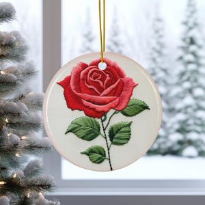 Einzelne rote Rose Ornament, Stickerei inspiriertes Design, Blumen Dekor, Blumen Weihnachtsdekoration, Art 218nh