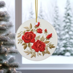 Rote Rosen im klassischen Stil, Stickerei inspiriertes Design, Blumenschmuck, Weihnachtsdekoration, Artikel 216nh