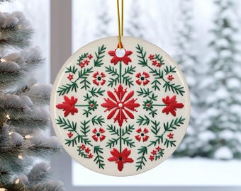 Adorno navideño floral: decoración navideña de cerámica inspirada en el bordado