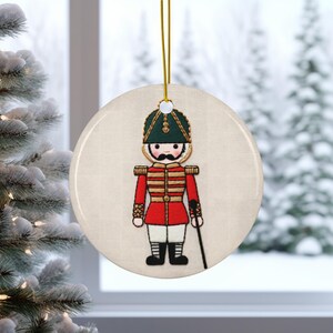 Klassischer Spielzeugsoldat Ornament, Stickerei inspiriertes Design, Urlaubsdekor, Weihnachtsbaumschmuck, Artikel 346