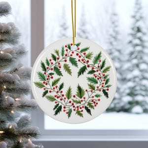 Klassische Holley und rote Beeren Keramikverzierung, Stickerei inspiriertes Design, Feiertagsdekor, Weihnachtsdekoration, Artikel 260nh