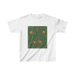 Op de afbeelding: Wit T-shirt met een vierkante grafische afbeelding met een bloemmotief in Art Nouveau-stijl. Het ontwerp toont gestileerde oranje bloemen en groene bladeren tegen een groene achtergrond. Het shirt is gemaakt van een zacht, comfortabel materiaal.