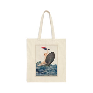 Può includere: Borsa tote color crema con un'illustrazione vintage di una donna che emerge da una grande conchiglia nell'oceano. L'opera d'arte include sfumature di blu, rosso e nero, con la donna che tiene una sciarpa.