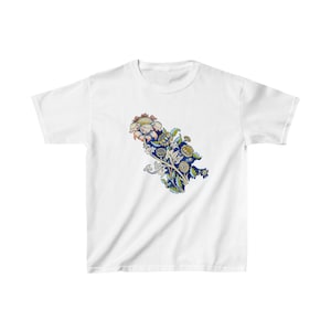 Op de afbeelding: Wit T-shirt met een kleurrijk bloemenpatroon. Het ontwerp toont crèmekleurige, oranje en gele bloemen op een donkerblauwe achtergrond, aangevuld met groene en lichtblauwe accenten. Het T-shirt is gemaakt van een zachte, comfortabele stof.