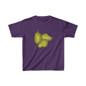 Op de afbeelding: Een paars T-shirt met een aquarel schilderij van drie groene peren. De peren hebben geelgroene tinten en bruine stelen. Het shirt heeft een ronde hals.