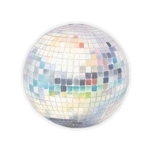Op de afbeelding: Een aquarel illustratie van een discobal. De bal is bedekt met kleine, vierkante spiegeltegels, die een spectrum van pastelkleuren reflecteren, waaronder blauw, roze, geel en groen. Het algehele effect is een zachte, artistieke weergave van een klassiek feestartikel.