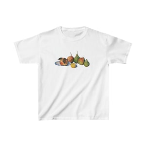 Op de afbeelding: Wit T-shirt met een aquarel stilleven van fruit. Het ontwerp toont een perzik, peren en een citroen op een blauw-wit bord. Het fruit is in tinten oranje, groen en geel.