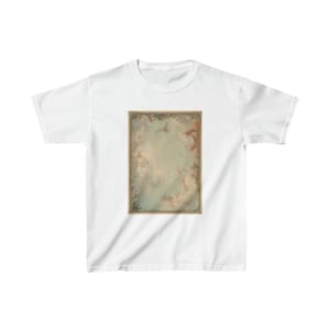 Op de afbeelding: Wit T-shirt met een rechthoekige print van een klassiek schilderij. Het kunstwerk toont cherubs, wolken en bloemelementen in zachte pastelkleuren. Het T-shirt is gemaakt van comfortabele stof, geschikt voor dagelijks gebruik.