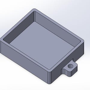 Könnte beinhalten: Eine hellgraue rechteckige Schale mit erhöhtem Rand und einem kleinen kreisförmigen Loch an einer Seite. Die Schale ist einfarbig und scheint aus Kunststoff oder einem ähnlichen Material zu bestehen. Die Schale ist leer.