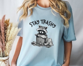 Stay Trashy Camisa de mapache, Camisa de mapache divertida, Camisa meme, Camisa de amantes de los mapaches, Camisa divertida, Camisa sarcástica, Camisa de mapache, Camiseta gag