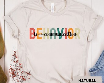 El comportamiento es camisa de comunicación, camisa acelerada, camisa de autismo, regalo de educación especial, camisa OT, camisa de inclusión, TDAH, camiseta de concienciación sobre el autismo