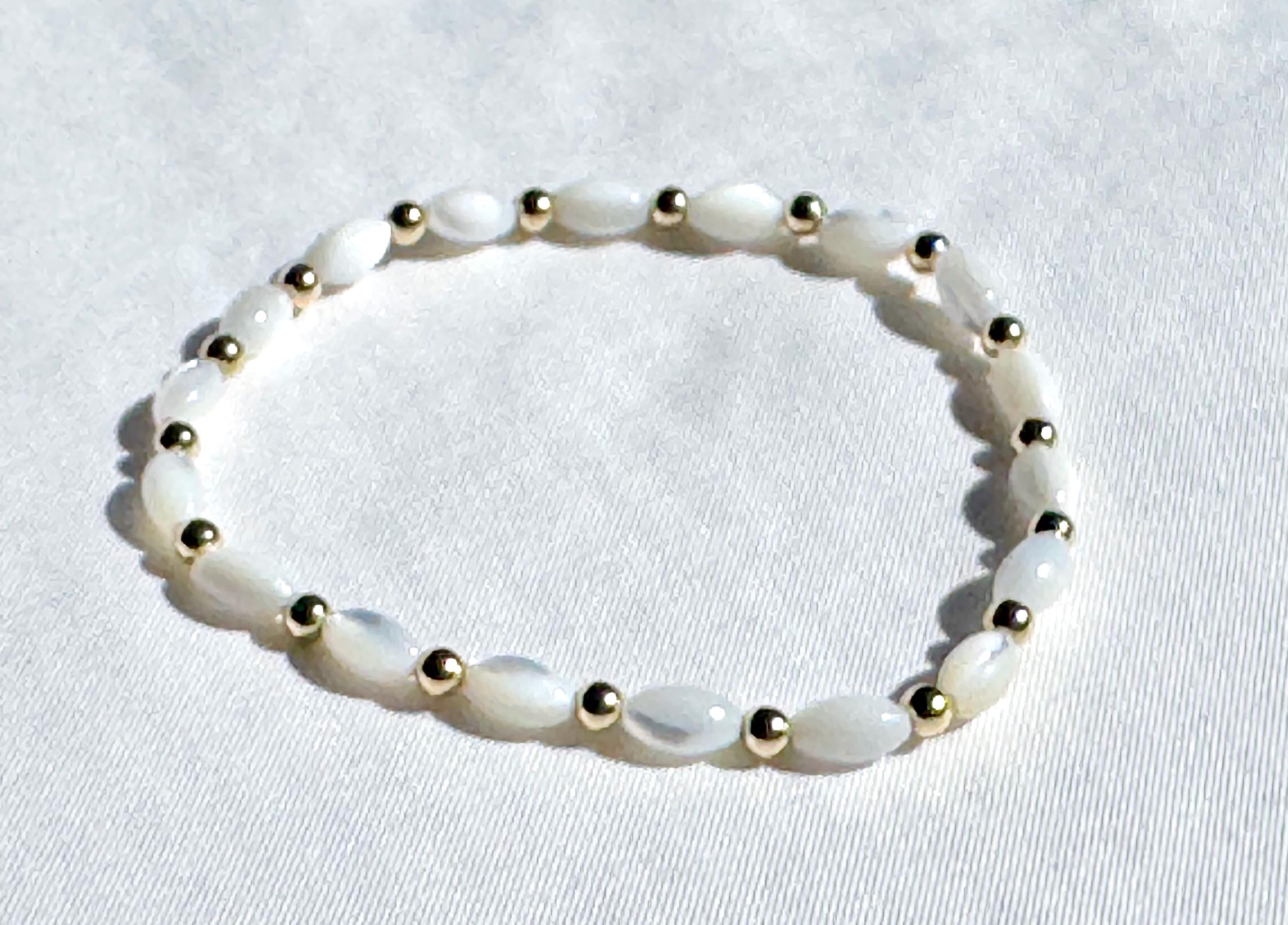 Braccialetto delicato con perle dorate, braccialetto con