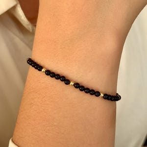 オニキスとゴールドフィルドブレスレット - ブラック 3 mm ビーズ ストレッチフィット - 変色防止、防水、ミニマリストブレスレットスタック
