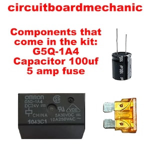 Puede incluir: Imagen de componentes electrónicos, incluyendo un condensador, un fusible y un módulo de relé negro. El texto dice "circuitboardmechanic" y enumera los componentes: G5Q-1A4, Condensador 100uf y fusible de 5 amperios.