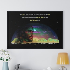 Puede incluir: Una impresión enmarcada con fondo negro y una ilustración colorida de la cara de un hombre. El texto "For God so loved the world that he gave his one and only Son. that whoever believes in him shall not perish but have eternal life." está impreso en amarillo en la parte superior de la imagen.