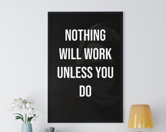 Puede incluir: Póster de cita motivacional en blanco y negro con el texto "Nada funciona a menos que lo hagas" sobre un fondo negro con una imagen borrosa de una pesa.