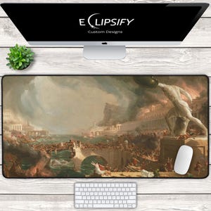 Puede incluir: Alfombrilla de ratón rectangular con una pintura clásica que representa una escena dramática con figuras, edificios y fuego. La alfombrilla está sobre una superficie de vetas de madera clara, con un monitor de ordenador y un teclado visibles.