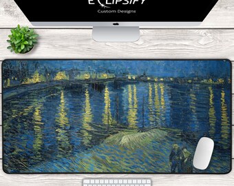 Könnte beinhalten: Ein rechteckiges Mauspads mit einem Druck von Van Goghs "Sternennacht über der Rhône". Das Kunstwerk zeigt eine Nachtszene mit einem Fluss, der die Lichter einer Stadt reflektiert. Das Mauspads hat das Logo "E LIPSFIY Custom Designs".