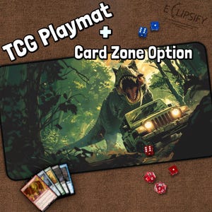 Puede incluir: Un tapete de juego verde, marrón y negro con un dinosaurio y un jeep conduciendo por una jungla. El tapete de juego tiene una opción de zona de cartas y es para juegos de cartas coleccionables.