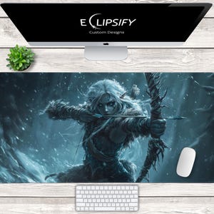 Może przedstawiać: Podkładka pod mysz w stylu fantasy przedstawiająca wojowniczkę elfkę z białymi włosami i niebieskimi oczami, trzymającą łuk i strzałę, w śnieżnym lesie.