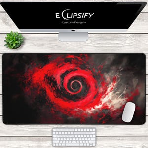 Peut inclure: Un grand tapis de souris noir et rouge avec un motif en spirale. Le tapis de souris présente un motif en spirale rouge au centre, avec des accents noirs et blancs. Le texte "E LIPSFIY Custom Designs" est visible sur l'écran de l'ordinateur.