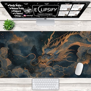 Puede incluir: Un tapete de escritorio con un diseño de dragón negro y dorado sobre un fondo azul oscuro y nubes doradas. El dragón está mirando hacia el lado izquierdo de la imagen. El texto "ECLIPSIFY Custom Designs" es visible en la parte superior de la imagen.