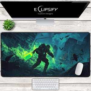 Pode incluir: Um tapete de rato retangular grande com uma cena pós-apocalíptica. Apresenta uma figura em fato de proteção, gás verde brilhante e insetos gigantes. Um teclado e um rato brancos são visíveis.