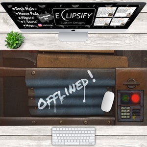 Könnte beinhalten: Eine braune und blaue Computer-Mausmatte mit einem Metallplatten-Design und dem Text "OFFLINED!" in weißer Farbe. Die Mausmatte liegt auf einem weißen Holztisch mit einer weißen Tastatur und einem Computermonitor.