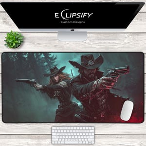 Può includere: Un tappetino per mouse rettangolare nero con un'illustrazione digitale di due figure con cappelli da cowboy che puntano pistole. Lo sfondo è una scena di foresta oscura. Il tappetino per mouse ha il testo "ECLIPSIFY Custom Designs" in alto.